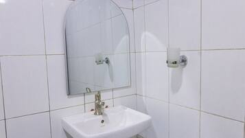 Luxury Apartment, Balcony | Bathroom | Shower, towels