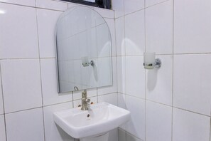 Luxury Apartment, Balcony | Bathroom | Shower, towels - The Den Purple (Soroti)