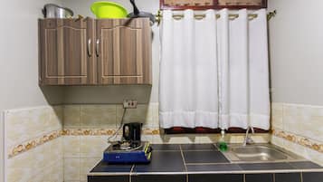 Apartamento superluxo, sacada | Cozinha privada | Micro-ondas, fogão, talheres/pratos/utensílios de cozinha