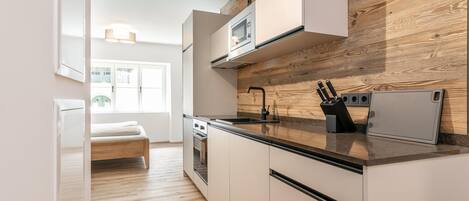 Fridge, oven, stovetop, dishwasher