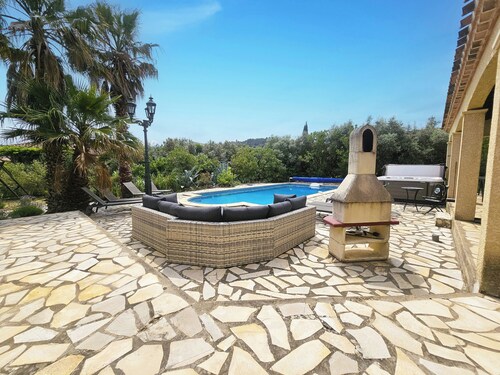 Villa spacieuse avec piscine et bain à remous