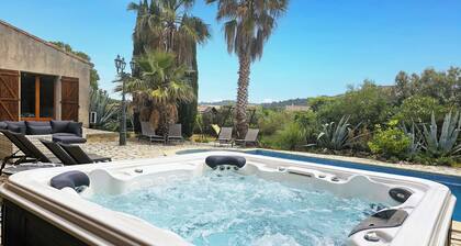 Villa spacieuse avec piscine et bain Ă remous