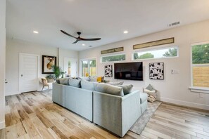 Unclassified image, 4 of 30, button