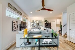 Unclassified image, 4 of 30, button