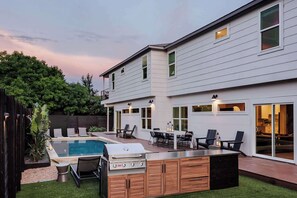 Outdoor dining - Rare 5BR East Austin Home | Shared Pool & DT Drive (Austin)