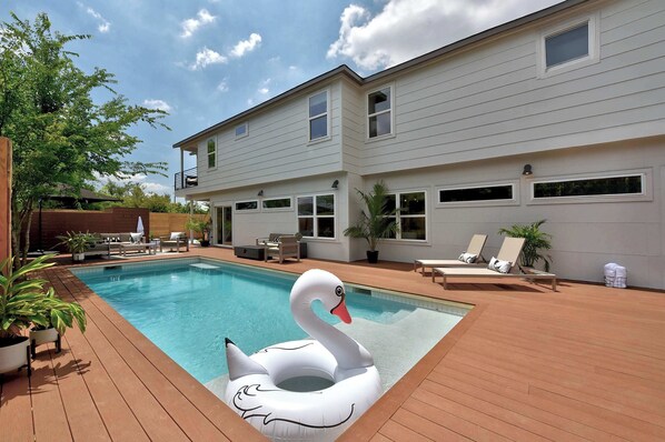 Unclassified image, 1 of 30, button