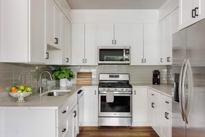 Refrigerador, microondas, horno y parrilla de estufa 