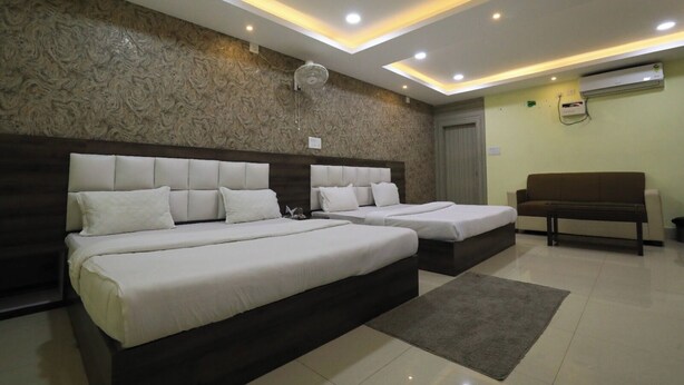 Superior Double Room, City View | Meja, ruang kerja komputer riba, Wi-fi percuma 
