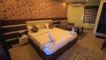 Executive Double Room | Desk, laptop workspace, free WiFi