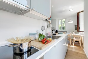 Appartement familial, plusieurs chambres, au bord du lac (Il Porticciolo Lake Front) | Cuisine privée | Réfrigérateur, un four, surface de cuisson, lave-vaisselle