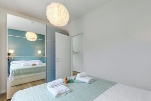 Apartamento familiar, 1 habitación, junto al lago (Il Porticciolo Lake Front) | 1 dormitorio, tabla de planchar con plancha, wifi gratis y ropa de cama