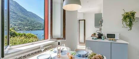 Appartement Familial, plusieurs chambres, en bord de lac (Il Porticciolo Lake Front) | Restauration