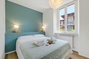 Familie appartement, meerdere slaapkamers, aan het meer (Il Porticciolo Lake Front) | 1 slaapkamer, een strijkplank/strijkijzer, gratis wifi, beddengoed
