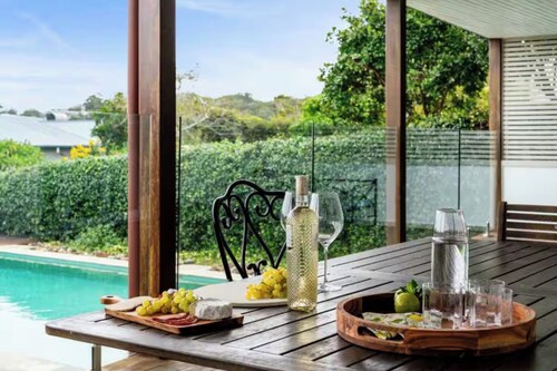 Queen Bedroom - Courtyard View - Close to Beach & Golf Course.