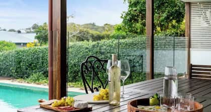 Queen Bedroom - Courtyard View - Close to Beach & Golf Course.