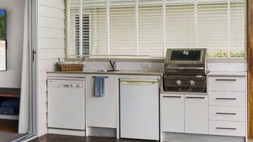 Een microgolfoven, een kookplaat, een vaatwasser