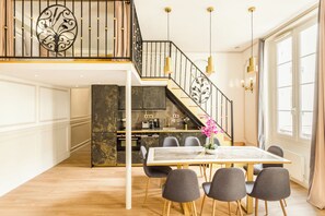 Lägenhet - utsikt mot staden | Eget kök | Kylskåp, mikrovågsugn, ugn och spishäll