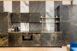 Apartamento, vista para a cidade | Cozinha privada | Geladeira, micro-ondas, fogĂŁo, cooktop