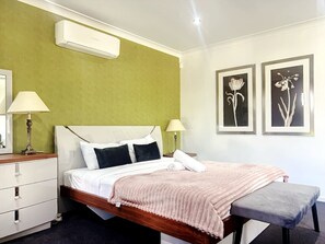 4 bedrooms, desk, iron/ironing board, WiFi - 4 Ensuites|Patio Pool BBQ Billiards Media Room (Calamvale)