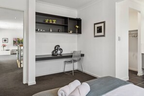 4 Schlafzimmer, Schreibtisch, Bügeleisen/Bügelbrett, WLAN