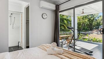 4 bedrooms, desk, iron/ironing board, WiFi