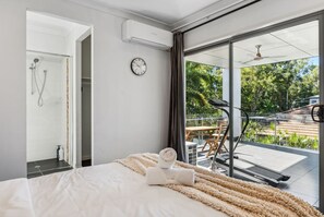 4 bedrooms, desk, iron/ironing board, WiFi