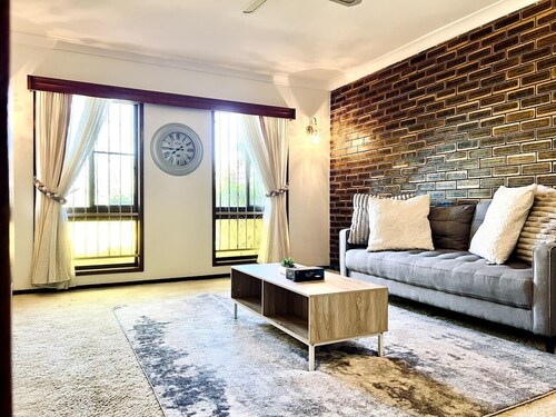 4BR Garden Patio Retreat Near Food Shops & Transit