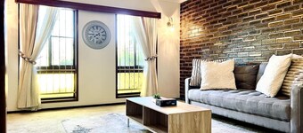 4BR Garden Patio Retreat Near Food Shops & Transit