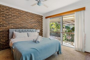 4 bedrooms, iron/ironing board, WiFi, bed sheets