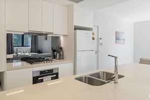 Refrigerador, microondas, parrilla de estufa y lavavajillas