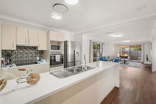 Cosy 4BR Home with Yard in Peaceful Keperra