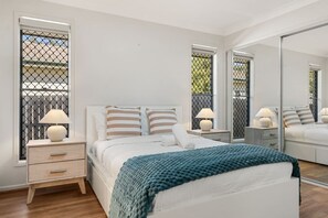 4 habitaciones, tabla de planchar con plancha, wifi y ropa de cama