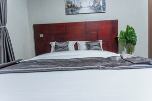 Desk, laptop workspace, free WiFi - The Den Soroti White (Soroti)