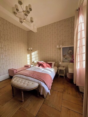 3 chambres, bureau, fer et planche à repasser, lit parapluie