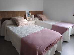 3 bedrooms, iron/ironing board, WiFi, bed sheets