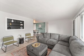 Smart TV, fireplace - Charming 3-bedroom house in terrific Spokane with WiFi, AC and a large back yard (Spokane)