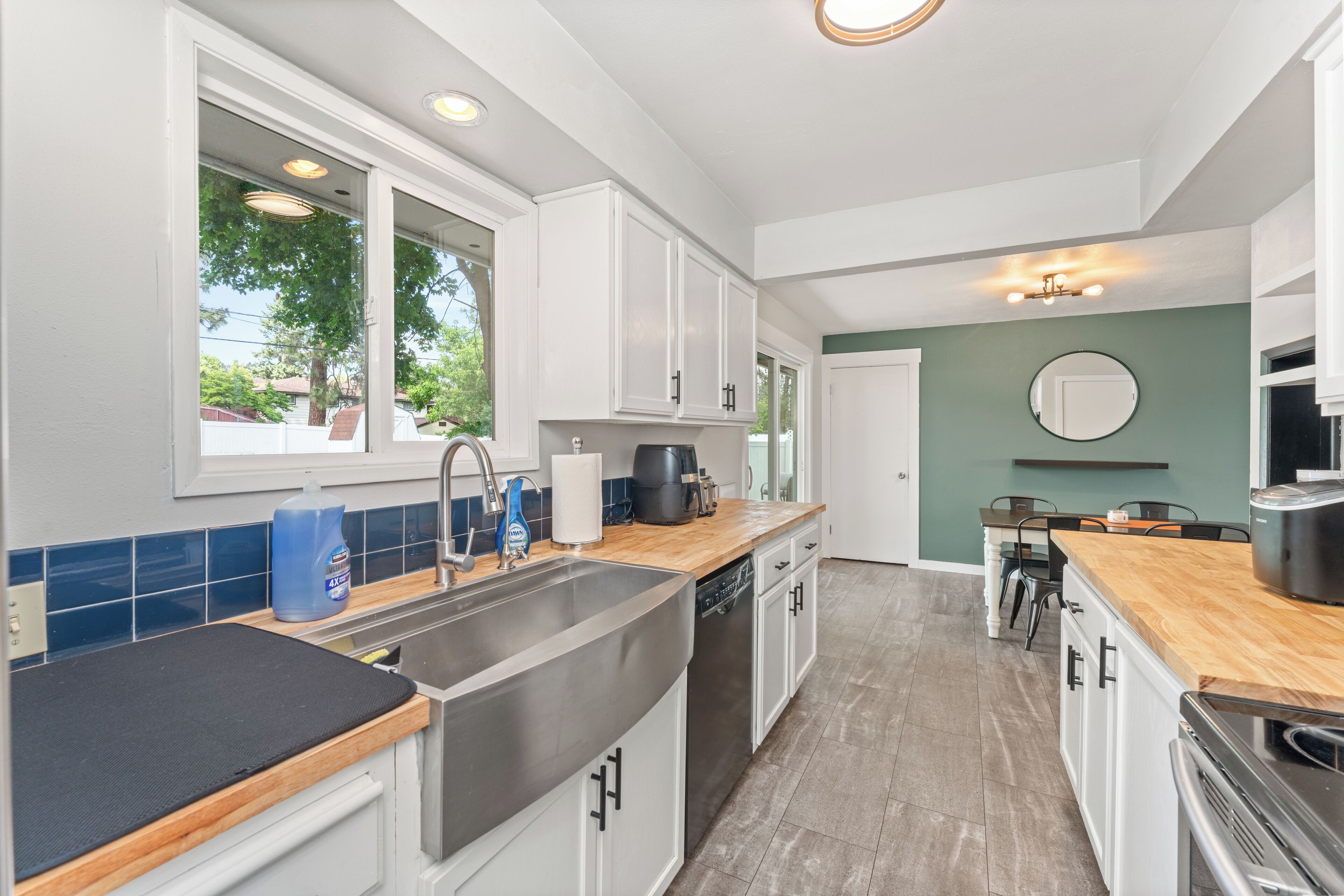 Mikrobølgeovn, ovn, kokeplater og oppvaskmaskin