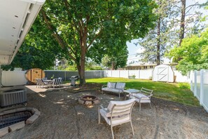 Outdoor dining - Charming 3-bedroom house in terrific Spokane with WiFi, AC and a large back yard (Spokane)
