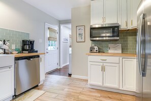 Fridge, microwave, stovetop, dishwasher