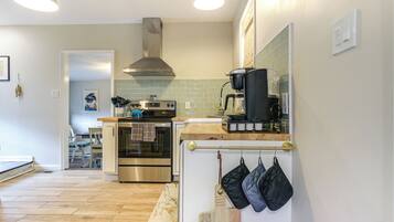 Réfrigérateur, micro-ondes, plaque de cuisson, lave-vaisselle