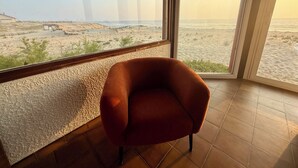 A room with a large window overlooking a beach. - House on the dune, panoramic ocean view (Mimizan)