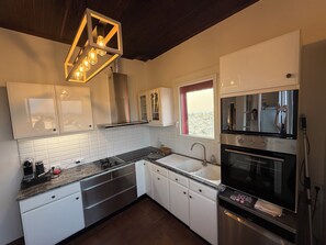 Mikrobølgeovn, ovn, kokeplater og oppvaskmaskin