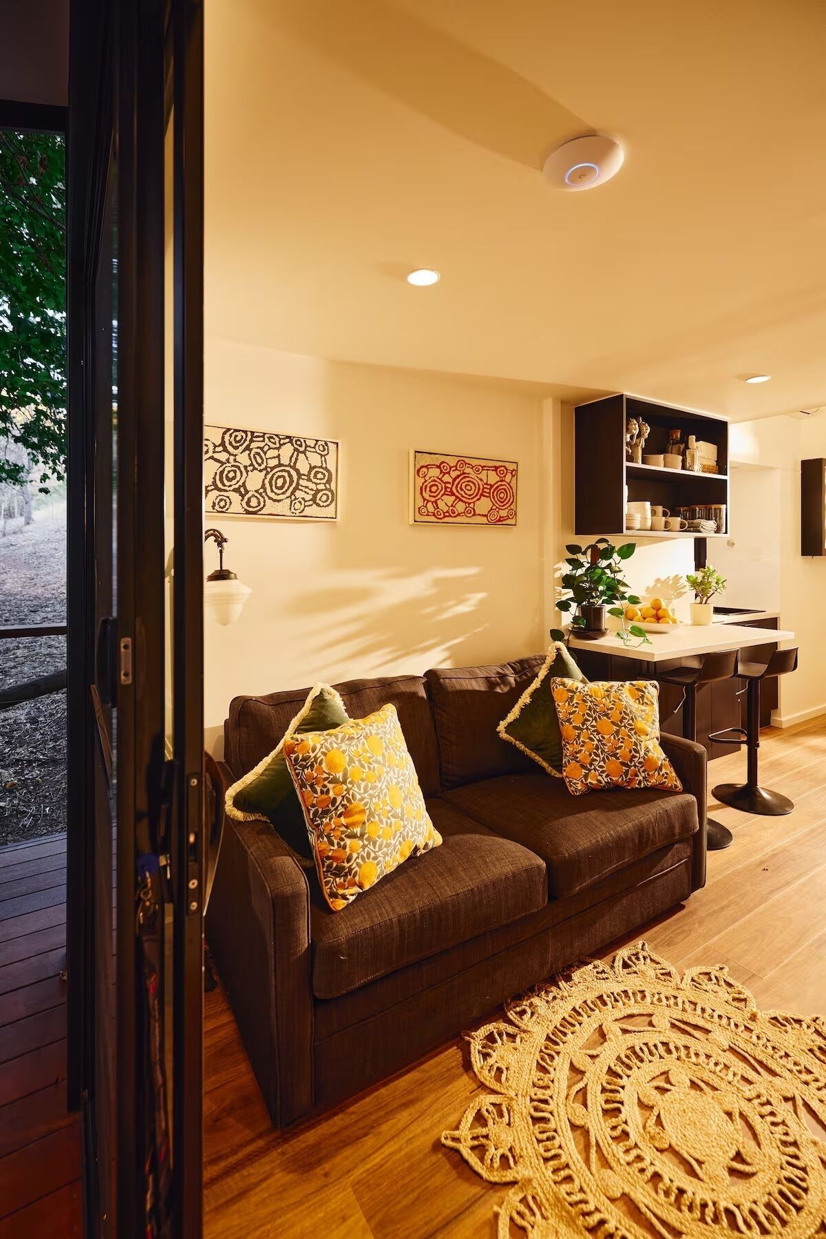 Una televisión, una chimenea, libros, un reproductor estéreo