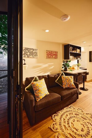 テレビ、暖炉、書庫、ステレオ