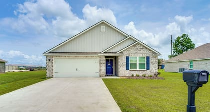 12 Mi to Avery Island: Spacious Family Home!