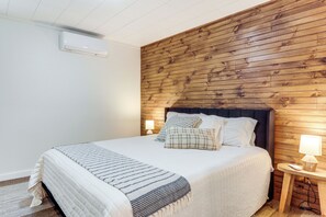 5 slaapkamers, een bureau, een strijkplank/strijkijzer, reisbedje