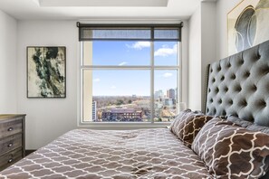 3 bedrooms, desk, iron/ironing board, travel cot - Reluxme | Uptown Lux High Rise Next to Stadiums🌇 (Charlotte)
