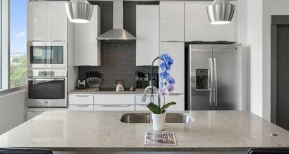 Reluxme | Uptown 3BR Lux High Rise w/ Skyline🌇