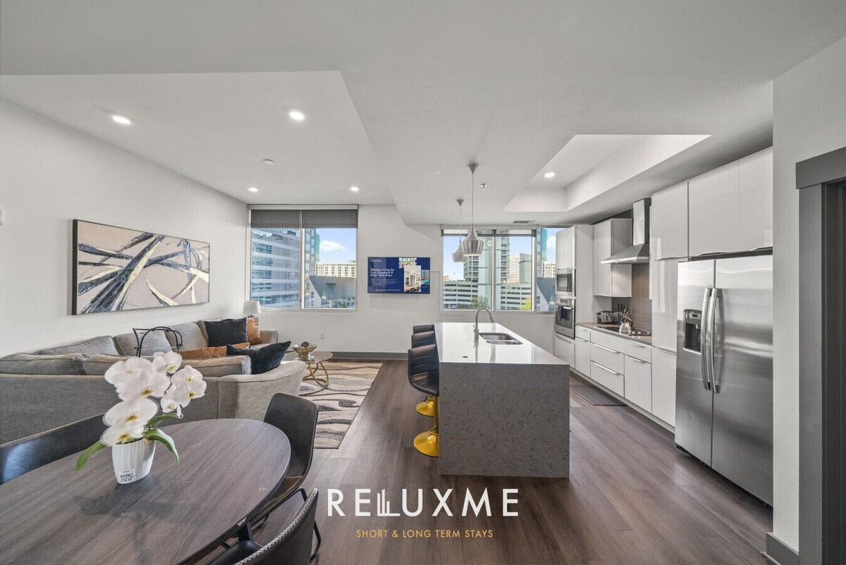 Reluxme | Uptown 3BR Lux High Rise w/ Skyline🌇