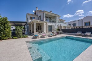 Maison Familiale, plusieurs chambres (Villa Aria with heated Pool and) | Piscine | Piscine extérieure (ouverte en saison)